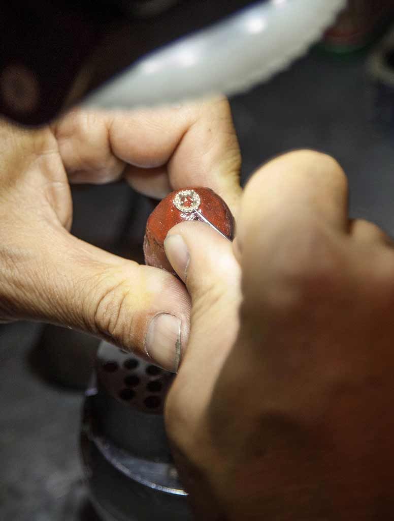 Lavorazione Artigianale Incassatura Pietre Preziose a Roma